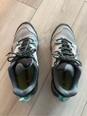 Merrell Women's Light Gray Trail Sneakers with Teal Accents